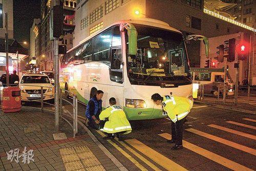 據(jù)香港明報報道，香港西九龍昨(8日)發(fā)生追趕村巴釀成的奪命車禍。