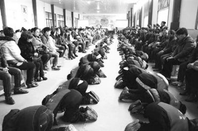 學(xué)生們在老師的指導(dǎo)下，一起給父母下跪謝恩。微博截圖