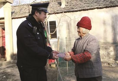 民警將戶口本交給陳奶奶。
