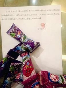 為表謝意，他特意買來20根棒棒糖送給民警。