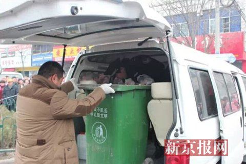 亳州路邊垃圾桶內(nèi)驚現(xiàn)碎尸。網(wǎng)友供圖