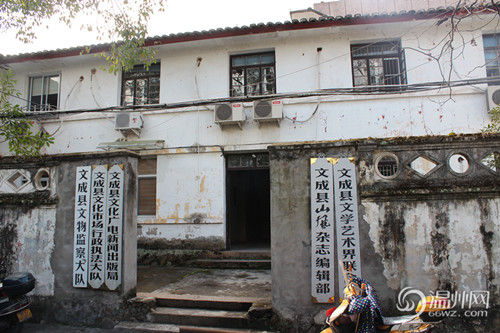文成縣府大院除了主樓外，其他的基本為磚木結構的兩層小樓