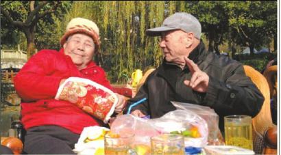 結婚60年，梁玉芹婆婆和王再功爺爺恩愛如初。