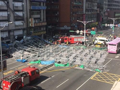 臺北市寧波東街和羅斯福路交叉口23日有腳手架倒塌，占據(jù)車道。臺灣“中央社”