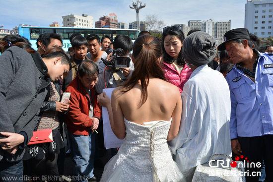 征婚引發(fā)民眾圍觀。