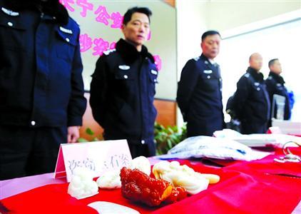 昨天，上海市公安局長(zhǎng)寧分局向管轄區(qū)內(nèi)市民發(fā)放被盜物品。