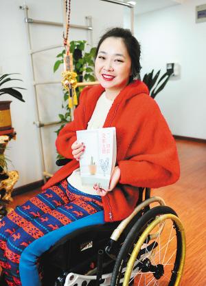 昨天下午，記者在鳳城八路的一個小區(qū)里，見到了輪椅上的28歲女孩兒劉燚。2009年夏天，因為一場車禍，她高位截癱，醫(yī)生宣布她“從此再也沒有生活質(zhì)量”，可就是這個輪椅上的西安女孩，在2012年，和父母一起完成了一趟28個國家的旅行，而靠著僅有的能動的一個小拇指，她用一年多的時間，在電腦上敲出了這次旅行的游記，并集結(jié)成書，取名《一切都沒那么糟》。