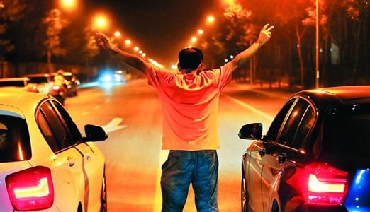 2013年8月25日凌晨，北京，在東壩大街路口進行的一場飆車。