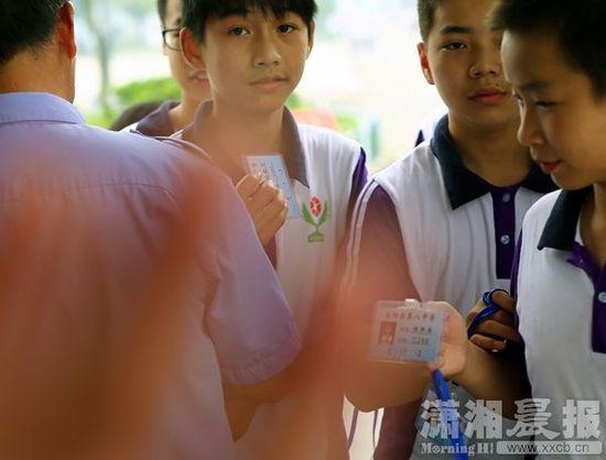 5月26日，岳陽縣第八中學(xué)，學(xué)生出校門時(shí)出示通行證