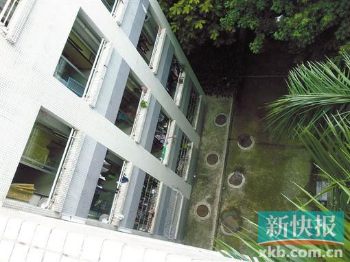 據(jù)目擊者稱,當(dāng)時(shí)墜樓者躺在右排中、下兩個(gè)井蓋中間附近。
