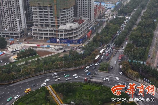 近日，不少通過陳楊寨轉(zhuǎn)盤的司機(jī)發(fā)現(xiàn)，4個(gè)方向的路口共新設(shè)了8個(gè)紅綠燈。