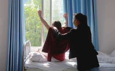 出院前，窗外透進一道陽光，打在他的身上。