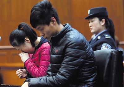 昨日，因殺死自己的親生兒子，被告人王某受審，其男友喬某則因涉嫌幫助毀滅證據(jù)罪受審。