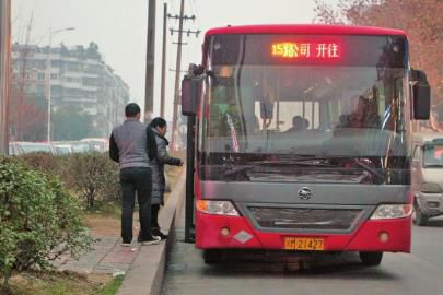 1月6日下午，資陽一輛15路公交車?？吭诋敃r事發(fā)車站。