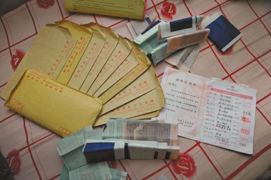 廖弟友捐款后保存的部分收據(jù)。