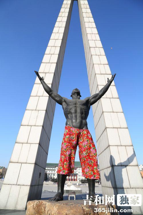 長春廣場(chǎng)“裸男” 被惡搞 穿東北花色七分褲