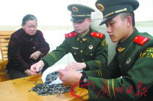 手機(jī)內(nèi)存卡因體積小、價(jià)值高，成為水客走私的“新寵”。圖為邊防官兵正在清點(diǎn)走私物品。