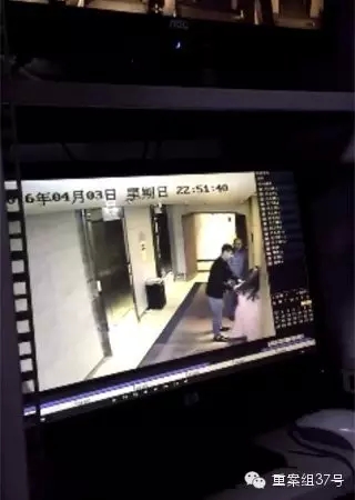 一女子在酒店被陌生男子拖拽。    視頻截圖