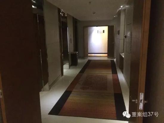 事發(fā)電梯口。    新京報(bào)記者 林斐然 攝