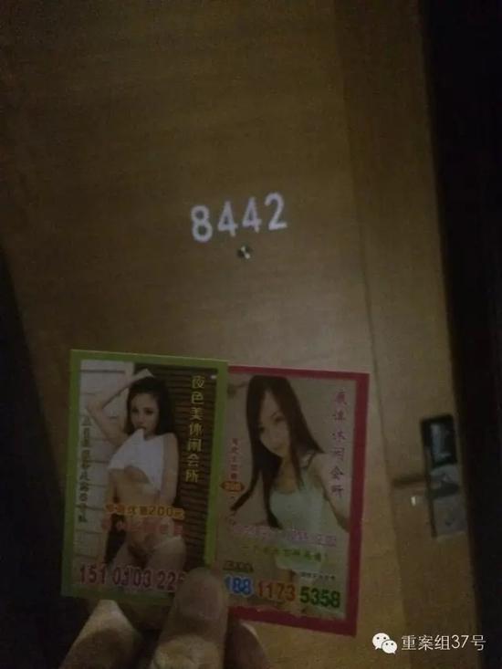 店多客房內(nèi)均發(fā)現(xiàn)有“小卡片”。    新京報(bào)記者 林斐然 攝