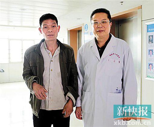 黃式水與增城區(qū)人民醫(yī)院醫(yī)生合影。 通訊員供圖