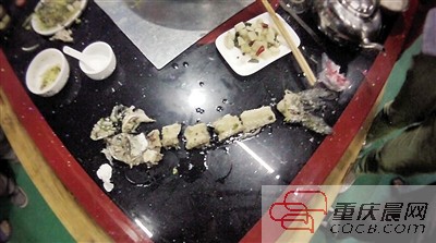 拼出魚(yú)骨，推斷魚(yú)沒(méi)有3斤8兩。 本報(bào)記者 平索茜 攝