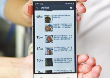 楊曉華的上百條朋友圈記錄了她陪伴男友抗病的歷程。