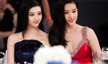除了白，在合影中還有另外一個(gè)制勝法寶，就是——高。