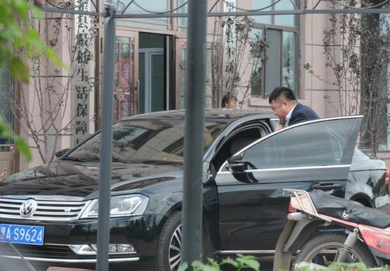 程海濤局長駕駛的假牌車，停在縣低保局門前