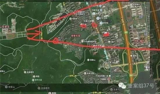 射擊場子彈射出方向（紅箭頭）有多個居民小區(qū) 。 圖片來源：交匯點新聞