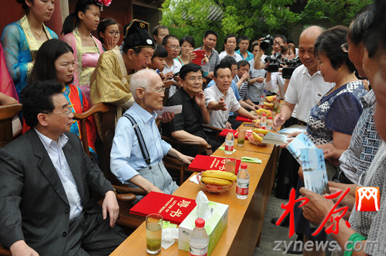 余光中、汪國(guó)真做客杜甫故里 共話詩(shī)圣家國(guó)情懷