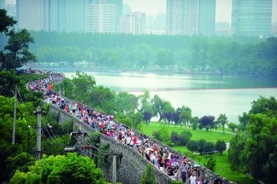 　　昨天,數(shù)萬南京市民參加“環(huán)城七十里”徒步走,圖為解放門城墻上密集的人群。 本版攝影 實習(xí)生 王甜