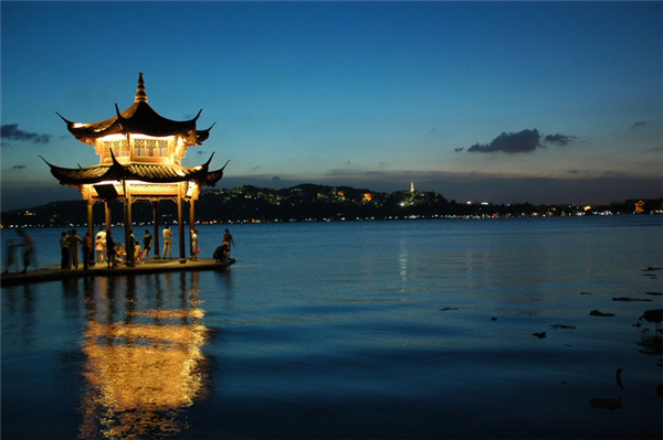 不要溫和地走進那個良夜 因為夜太美！