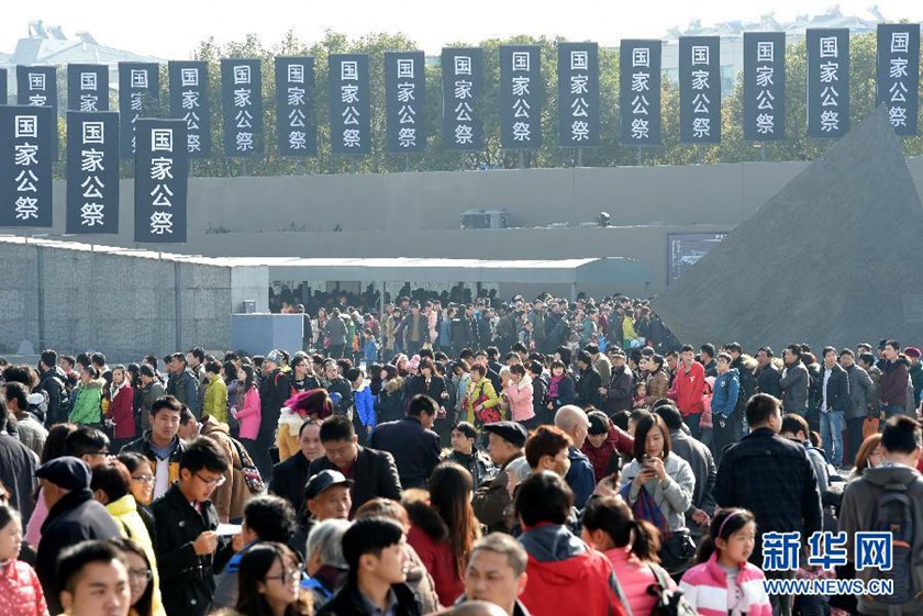 12月14日,參觀者在南京大屠殺遇難同胞紀(jì)念館參觀?！　⌒氯A社記者孫參攝