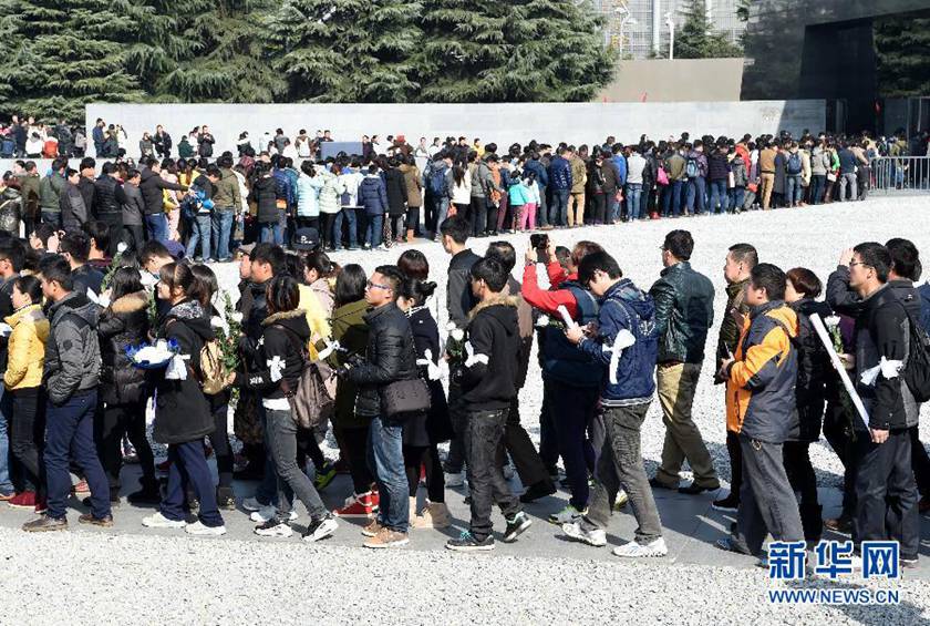  12月14日,參觀者在排隊(duì)進(jìn)入紀(jì)念館展館參觀。新華社記者孫參攝