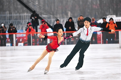 12月18日,五棵松冰世界體育樂園正式開門迎客,圖為花樣滑冰運動員進行表演。