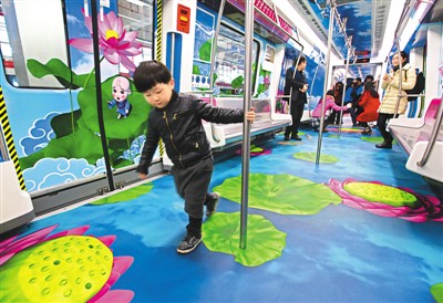 圖為試乘乘客流連忘返。