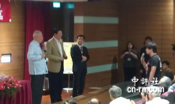 　大陸交換學(xué)生針對演講內(nèi)容，頻頻問李登輝，雙方一來一往。(中評社黃文杰攝)