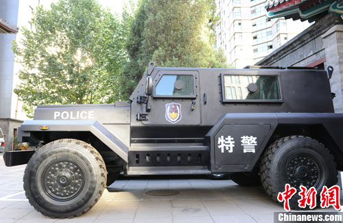 　　國產輕型聯(lián)合越野戰(zhàn)車側面照。張龍云攝