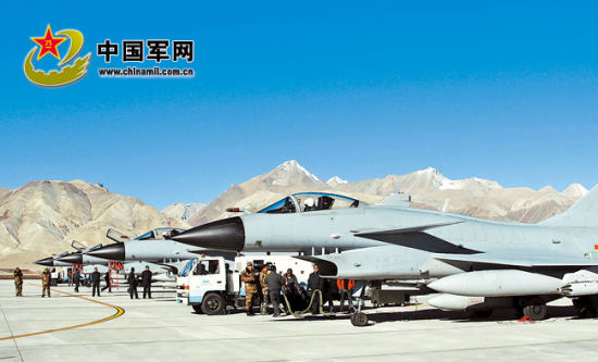 后勤官兵進駐雪域高原機場提供后勤支撐。解放軍報特約記者 劉應(yīng)華攝