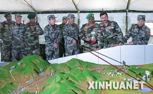 資料圖：2007年12月23日，中印陸軍聯(lián)合軍演中印參訓(xùn)指導(dǎo)組成員在進(jìn)行訓(xùn)練磋商