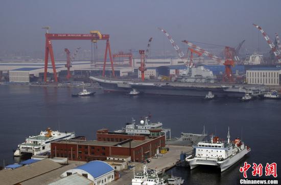 8月30日9時(shí)30分許，中國(guó)航母平臺(tái)在經(jīng)過(guò)第十次海試后，平穩(wěn)地?？吭谶|寧大連港碼頭。