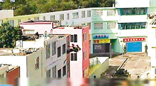 解放軍駐港部隊(duì)從屋頂游繩攻入建筑物。圖片來(lái)源：香港《文匯報(bào)》