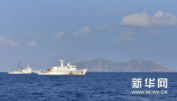 在釣魚島海域巡航的中國(guó)海監(jiān)75船（右）責(zé)令日船立即離開(kāi)我國(guó)領(lǐng)海