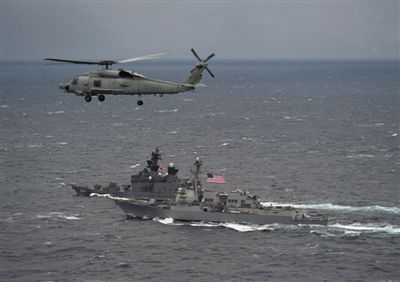 2011年1月10日，美國海軍驅(qū)逐艦與日本海上自衛(wèi)隊“鞍馬”號驅(qū)逐艦在日本長崎縣附近海域舉行聯(lián)合海上演習(xí)。資料圖片