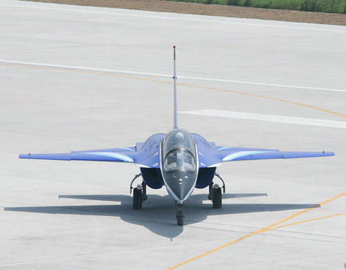資料圖：中國L-15高級教練機使用的是烏克蘭制AI-222發(fā)動機。