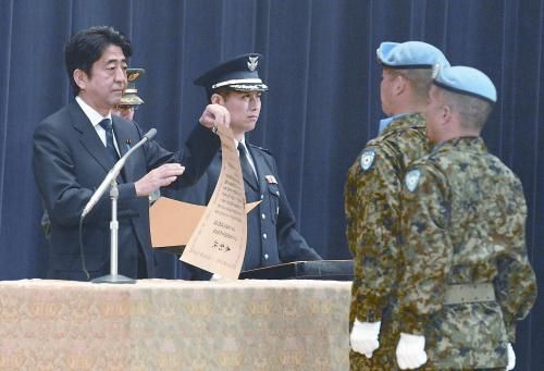 20日，日本首相安倍晉三向回國的戈蘭高地維和自衛(wèi)隊(duì)遞交政府獎(jiǎng)狀。安倍在儀式上稱，近年“日本周邊的安全保障環(huán)境更加嚴(yán)峻”，為此將修改《防衛(wèi)計(jì)劃大綱》，進(jìn)一步加強(qiáng)日美同盟。