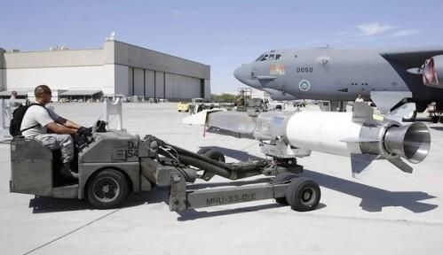資料圖：美軍嘗試將“X-51 Wave Rider”飛行器掛在一架“B-52”轟炸機下，發(fā)射升空。