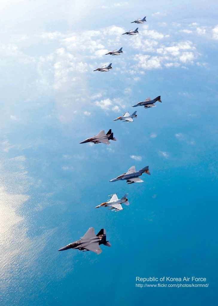 圖為韓空軍KF-16戰(zhàn)機、F-4戰(zhàn)機、F-15K兩代三型戰(zhàn)機編隊升空練作戰(zhàn)。