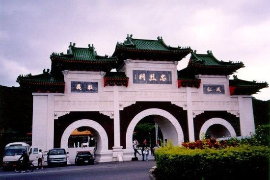 位于臺(tái)北的忠烈祠供奉著從孫中山革命，到抗日戰(zhàn)爭(zhēng)，解放戰(zhàn)爭(zhēng)所有陣亡國民黨士兵的靈位。